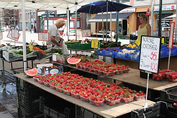 Image showing Strawberry market