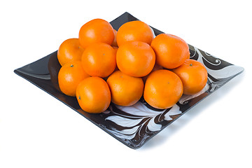 Image showing Large ripe tangerines in a glass dish on a white background.