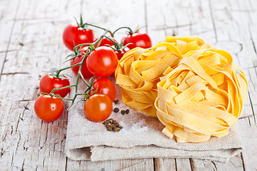 Image showing uncooked pasta and fresh tomatoes 