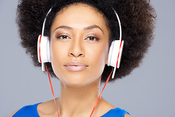 Image showing Trendy African American woman listening to music