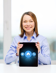 Image showing smiling businesswoman with tablet pc computer