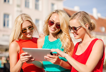 Image showing beautiful girls toursits looking into tablet pc