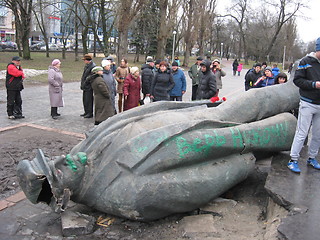 Image showing thrown monument to Lenin in Chernigov in February 22, 2014