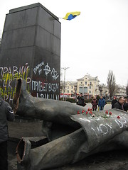 Image showing thrown monument to Lenin in Chernigov in February 22, 2014