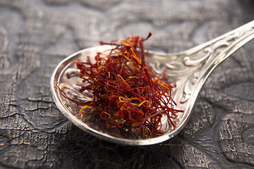 Image showing stigmas of saffron in spoon