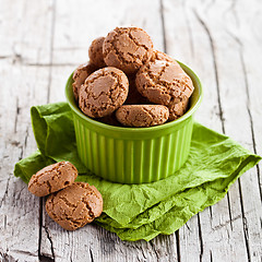 Image showing meringue almond cookies in a green bowl