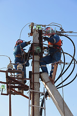 Image showing Electricians working at height 