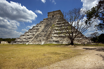 Image showing  wild angle of the chichen itza temple  tulum mexico