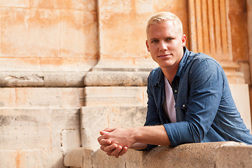 Image showing junger erwachsener mann mit blonden haaren im sommer 