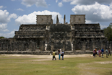 Image showing people a wild angle of the chichen itza temple tulum 