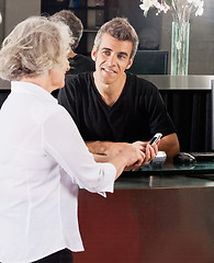 Image showing Hairdresser And Client Discussing Over Cellphone