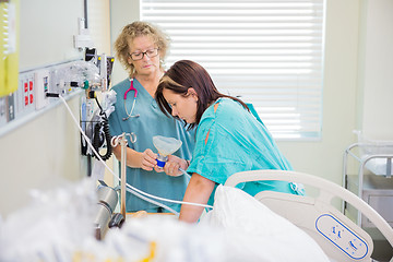 Image showing Nurse Giving Nitroud Oxide Mask to Pregnant Woman