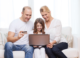 Image showing parents and girl with laptop and credit card