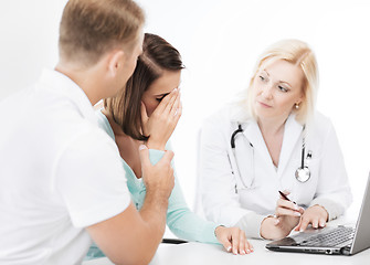 Image showing doctor with patients looking at laptop