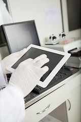 Image showing Researcher Using Tablet Computer In Lab