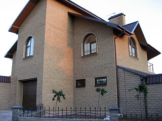 Image showing a recently constructed, contemporary house of bricks 2