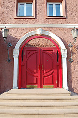 Image showing clamshell red arched door