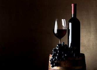 Image showing Juicy grape and wine with barrel