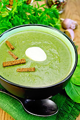 Image showing Puree from spinach with garlic and croutons on board