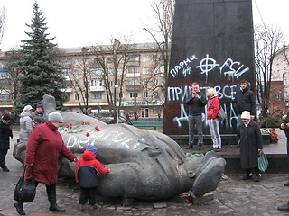 Image showing thrown monument to Lenin in Chernigov in February 22, 2014