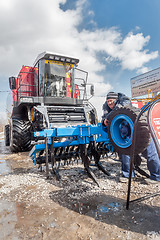 Image showing Grain-harvesting self-propelled harvester & driver