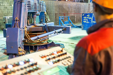 Image showing Worker control process of making concrete block