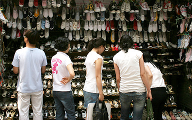 Image showing Shoe shopppers