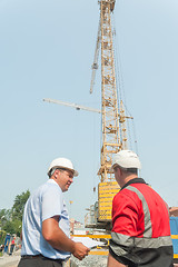 Image showing Chief engineer communicates with foreman