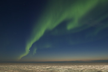 Image showing Band of nortern lights over arctic tundra