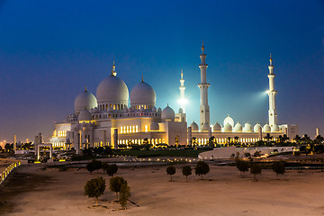 Image showing Sheikh Zayed Mosque at night. Abu Dhabi, United Arab Emirates