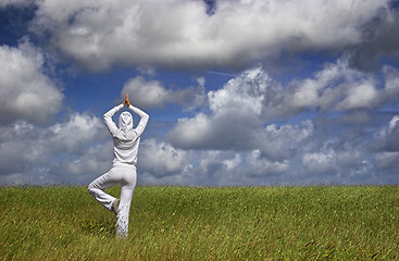 Image showing Making Yoga