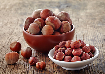 Image showing various hazelnuts