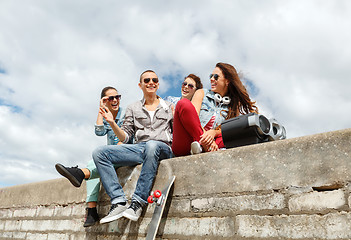 Image showing group of smiling teenagers hanging out