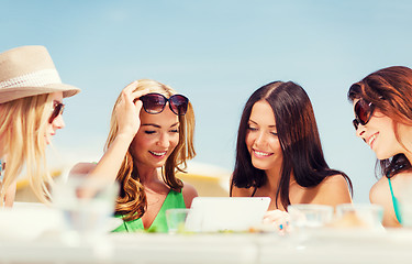 Image showing girls looking at tablet pc in cafe