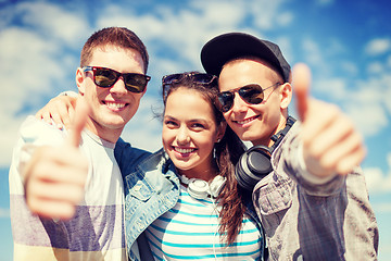 Image showing smiling teenagers showing thumbs up