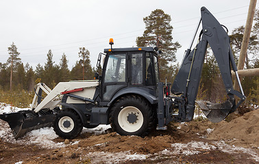 Image showing Wheel excavator digs pillar pylon 