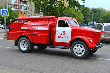 Image showing The fire truck on the city street.