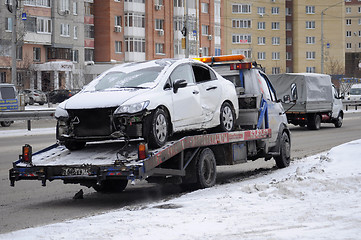 Image showing Evacuation of the beaten car on the wrecker.