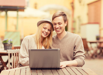 Image showing couple with laptop in cafe