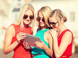 Image showing beautiful girls toursits looking into tablet pc