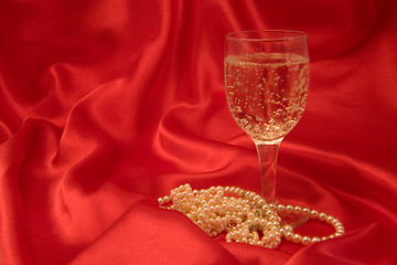 Image showing Champagne and pearls