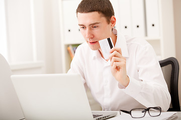 Image showing man using credit card