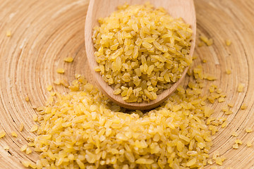 Image showing bulgur wheat in wooden spoon