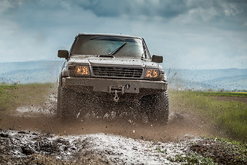 Image showing Muddy jeep