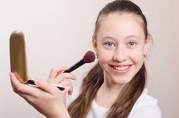 Image showing Teen learns to apply the powder on your face
