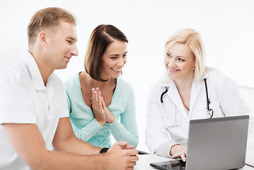 Image showing doctor with patients looking at laptop