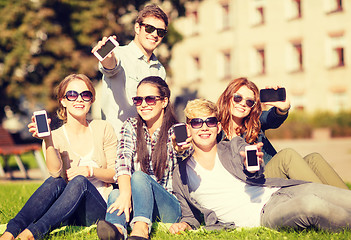 Image showing students showing smartphones