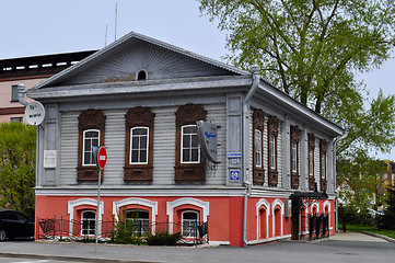 Image showing Dementiev' house. Architectural monument. One-storeyed building.