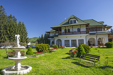 Image showing Garden in front of house