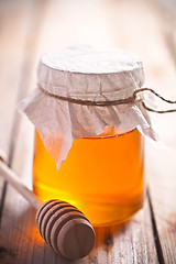 Image showing full honey pot and honey stick 